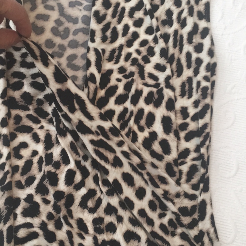 Vince Camuto leopard sleeveless top - Picture 6 of 9